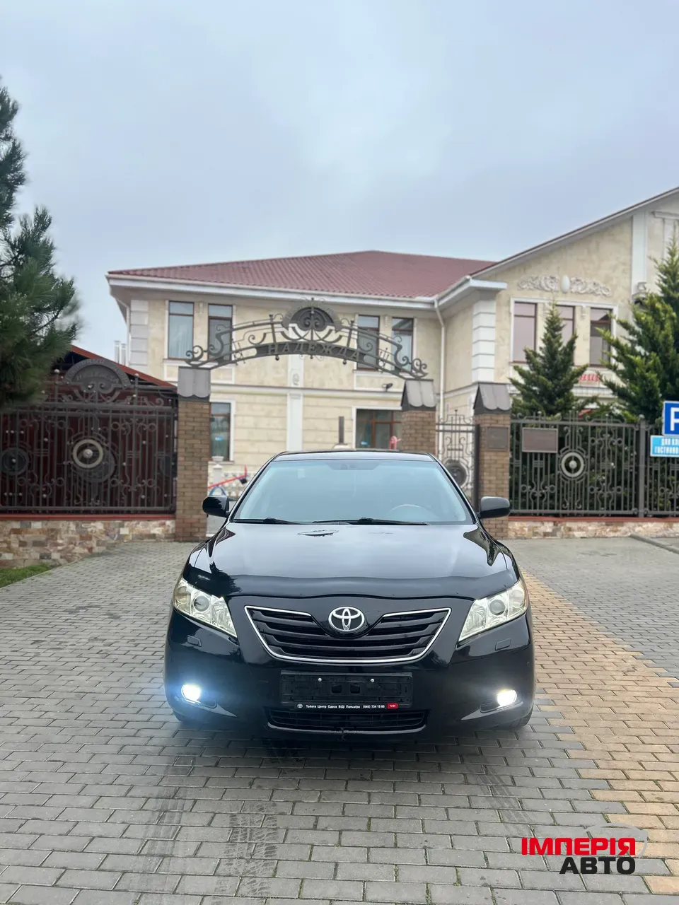 Toyota Camry - фото 1