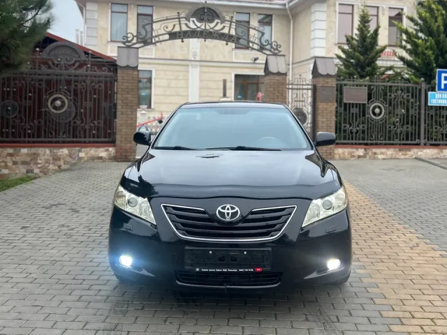 Toyota Camry - фото 1