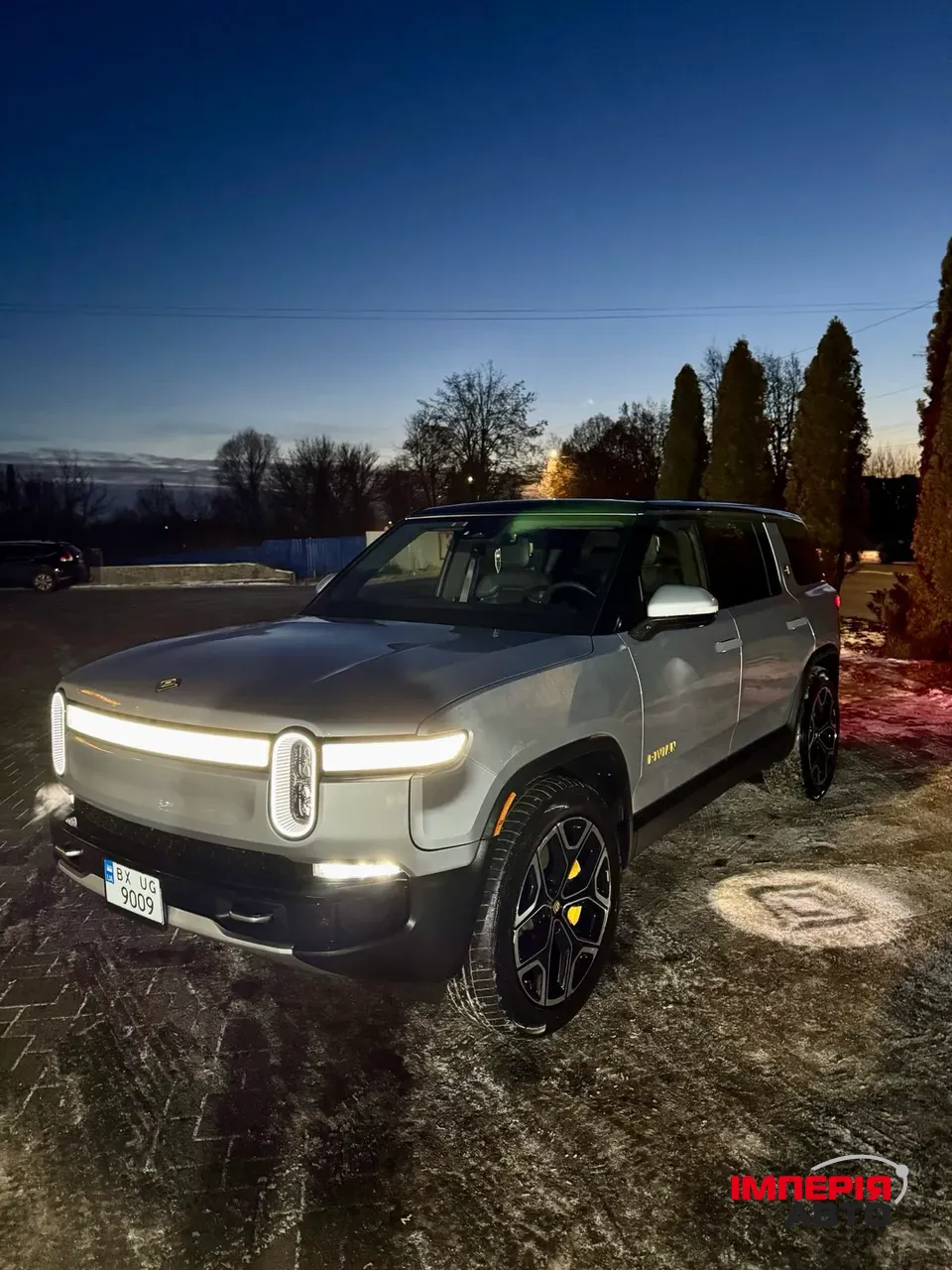 Rivian R1S - фото 1