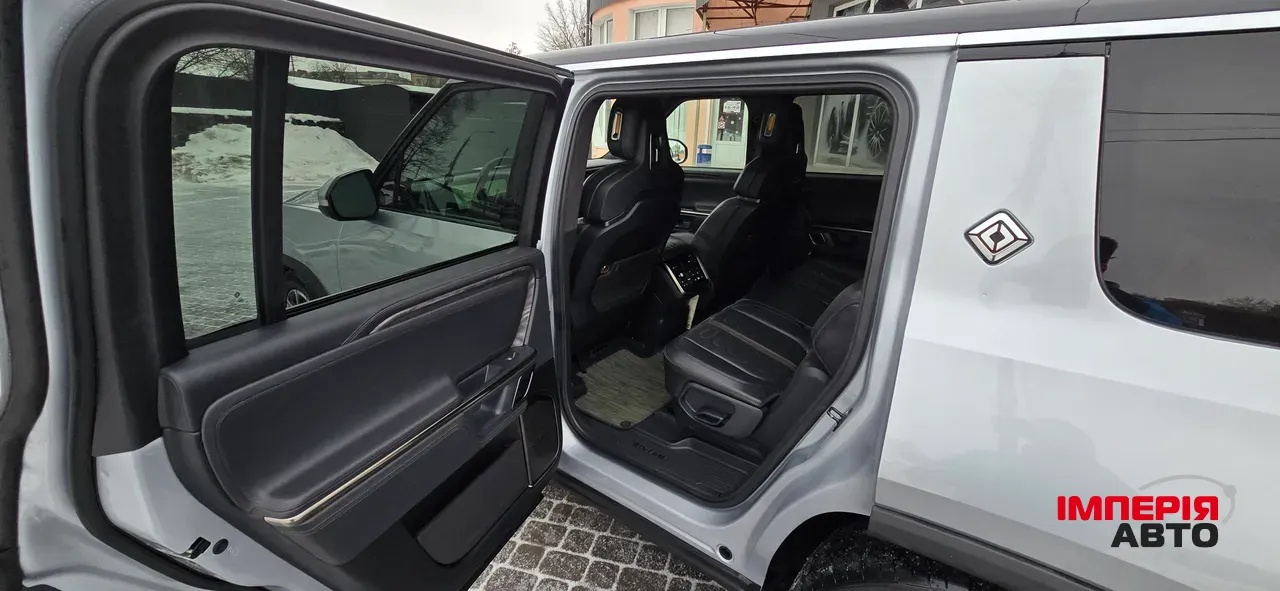 Rivian R1S - фото 24