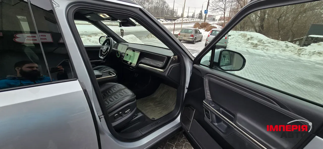 Rivian R1S - фото 25