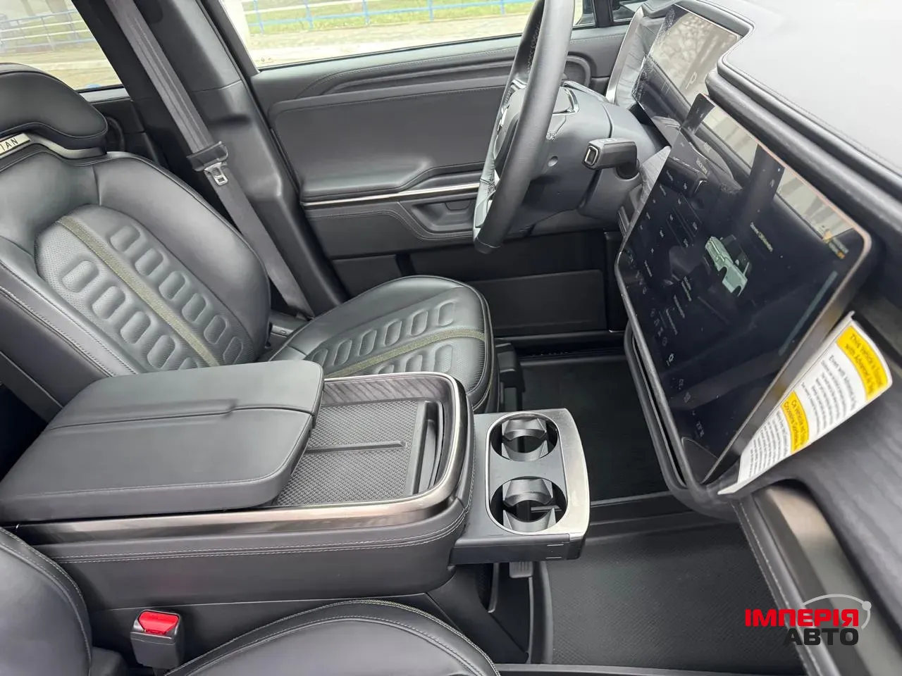 Rivian R1S - фото 13