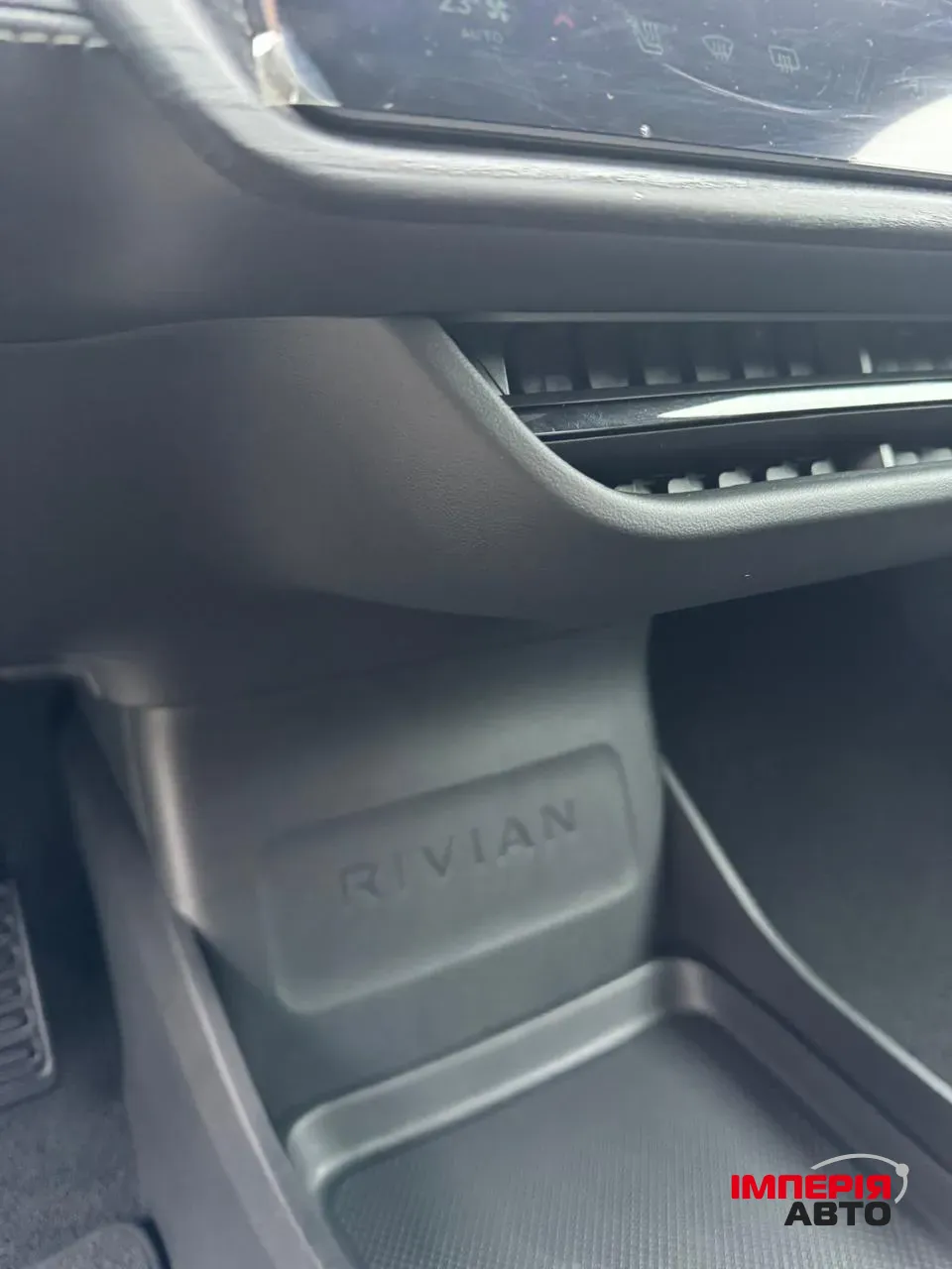 Rivian R1S - фото 28