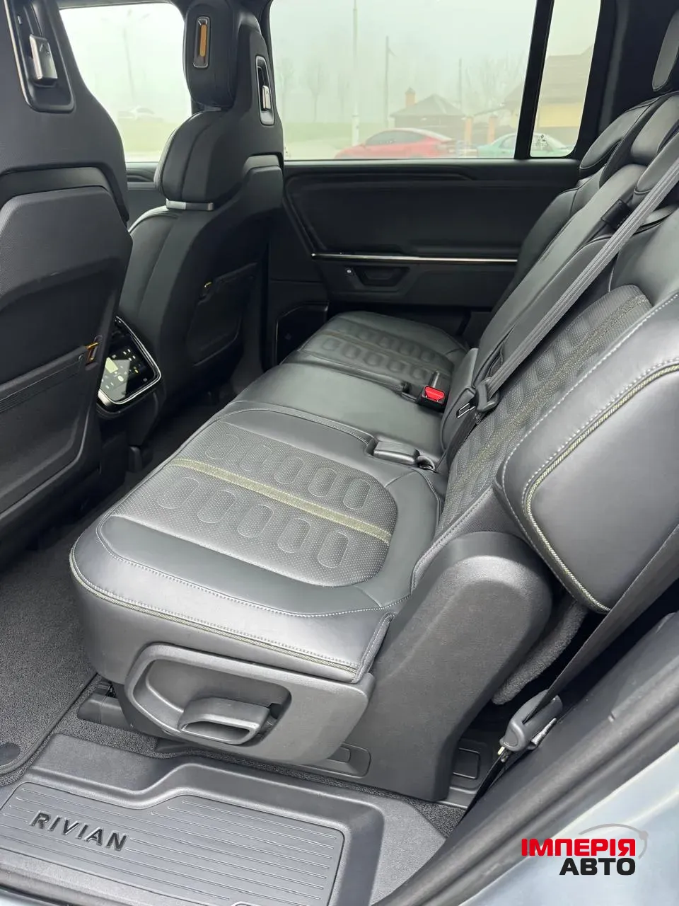 Rivian R1S - фото 19