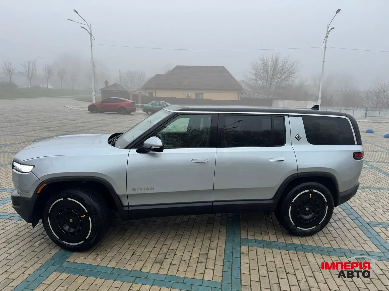 Rivian R1S - фото 1