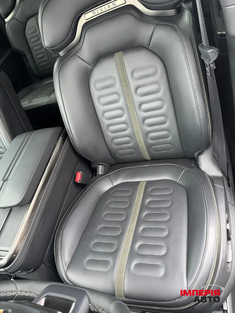 Rivian R1S - фото 18