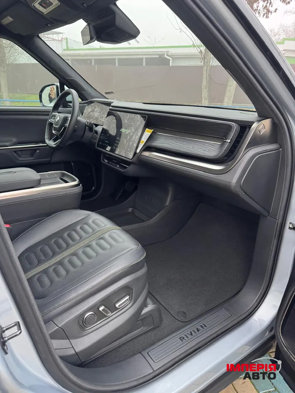 Rivian R1S - фото 12