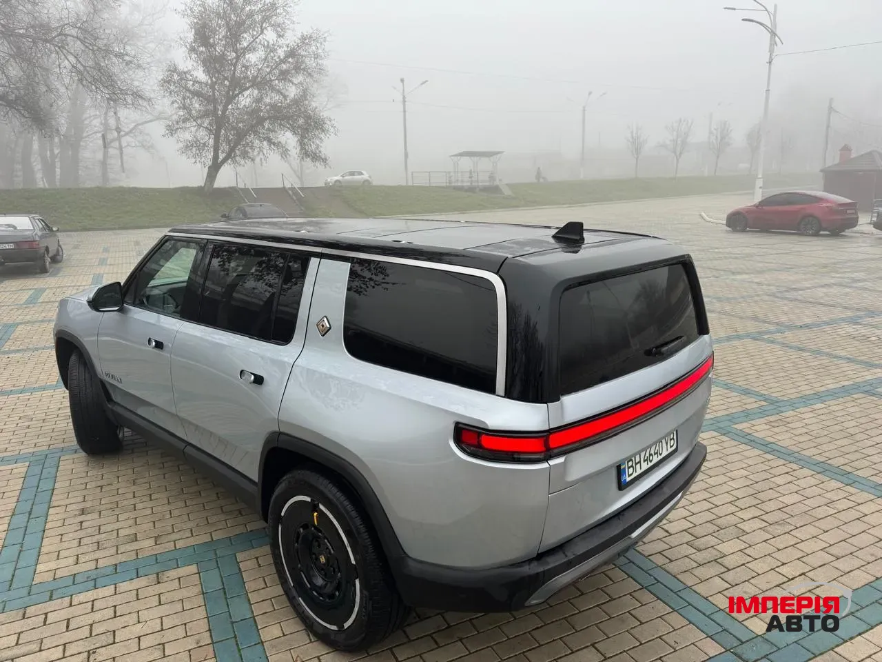 Rivian R1S - фото 9