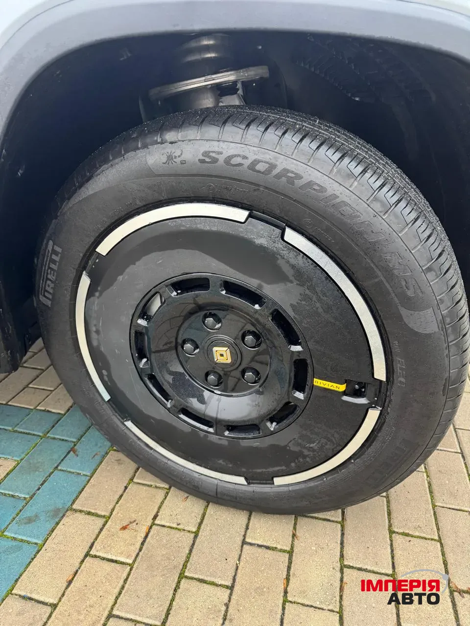 Rivian R1S - фото 39