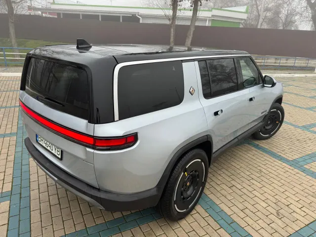 Rivian R1S - фото 4