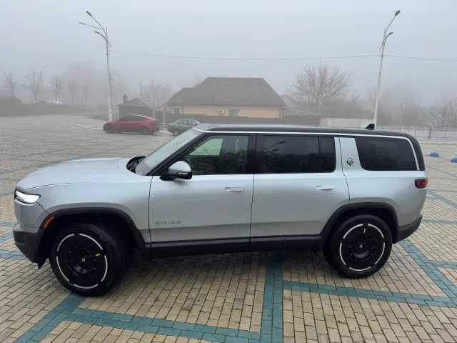 Rivian R1S - фото 1