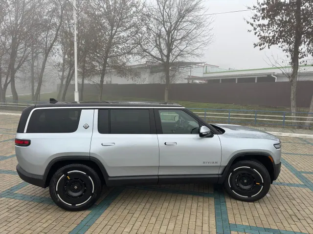 Rivian R1S - фото 3