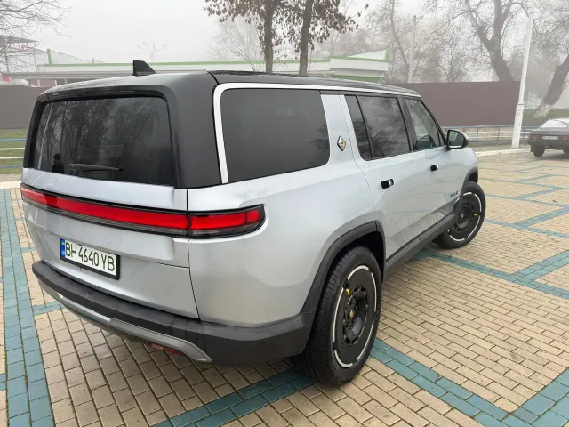 Rivian R1S - фото 5