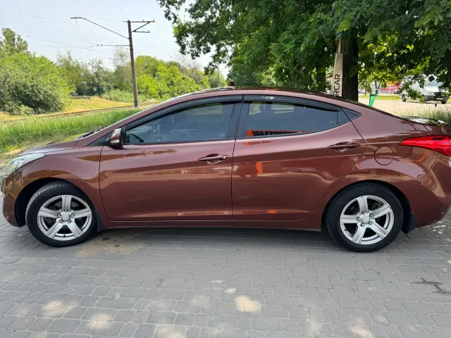 Hyundai Elantra - фото 3