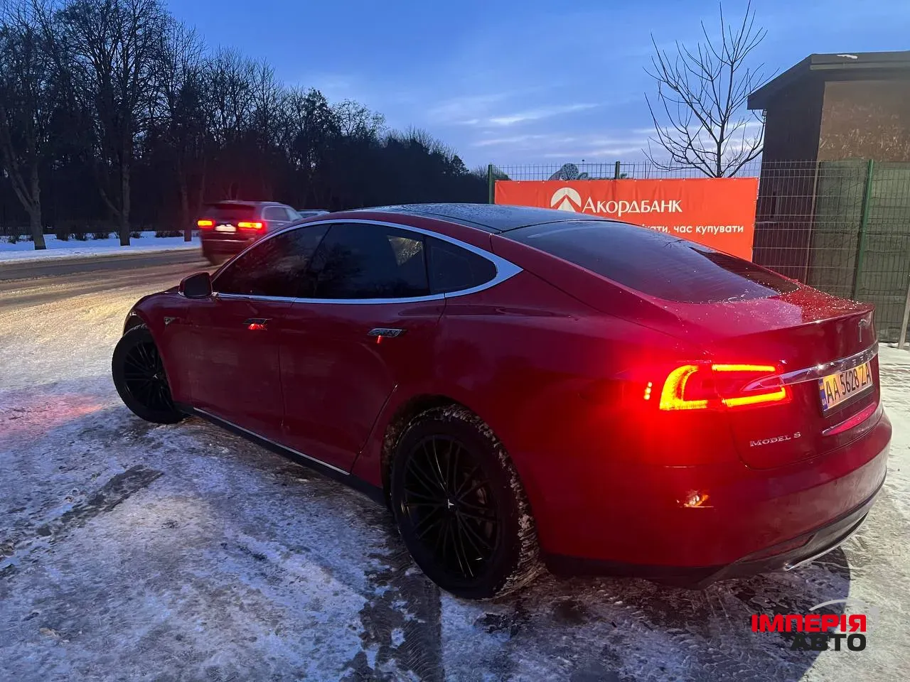Tesla Model S - фото 1