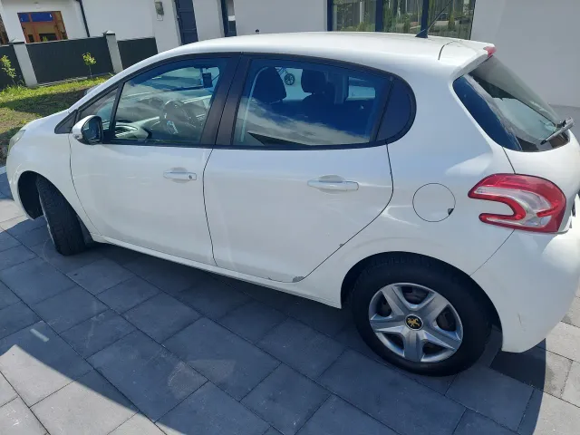 Peugeot 208 - фото 4