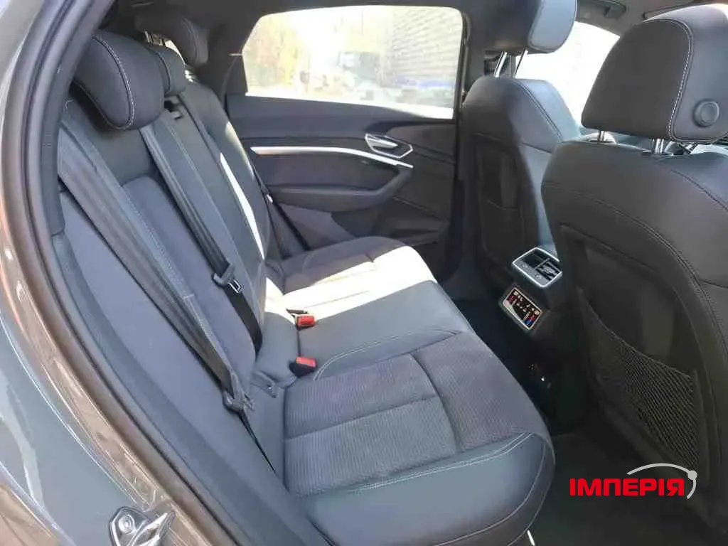 Audi Q8 Sportback e-tron - фото 4