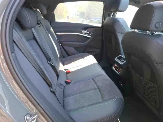 Audi Q8 Sportback e-tron - фото 4