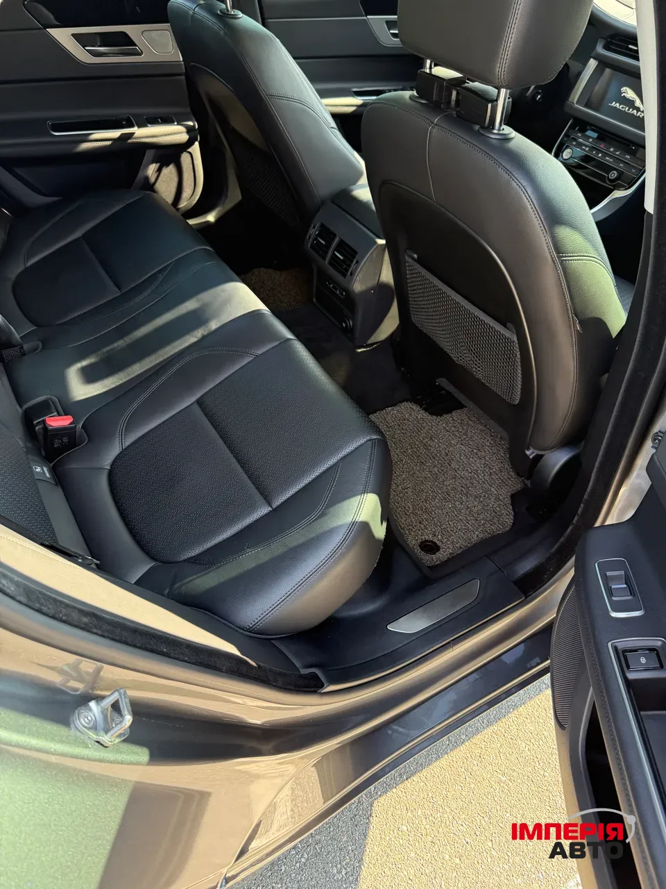 Jaguar XF - фото 10
