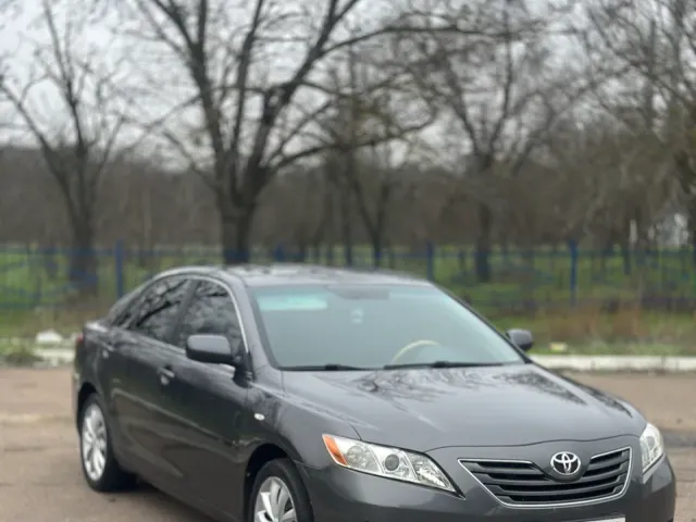 Toyota Camry - фото 1