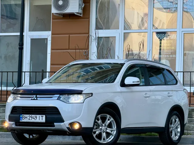 Mitsubishi Outlander - фото 1