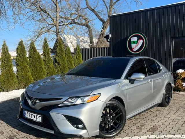 Toyota Camry - фото 1