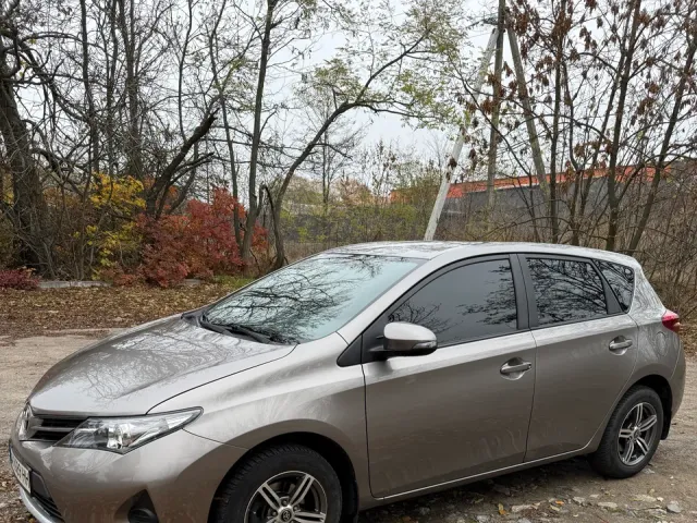 Toyota Auris - фото 1