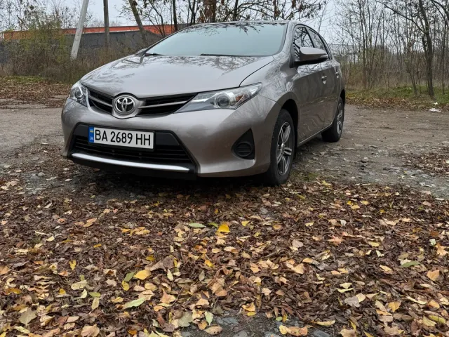 Toyota Auris - фото 5