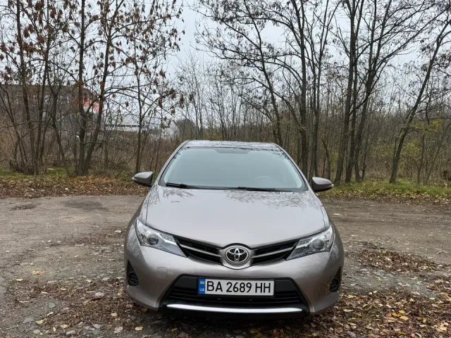 Toyota Auris - фото 2