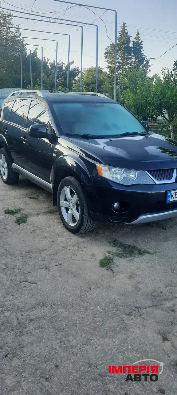 Mitsubishi Outlander - фото 1