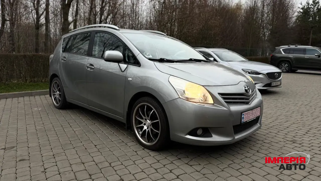 Toyota Avensis - фото 1