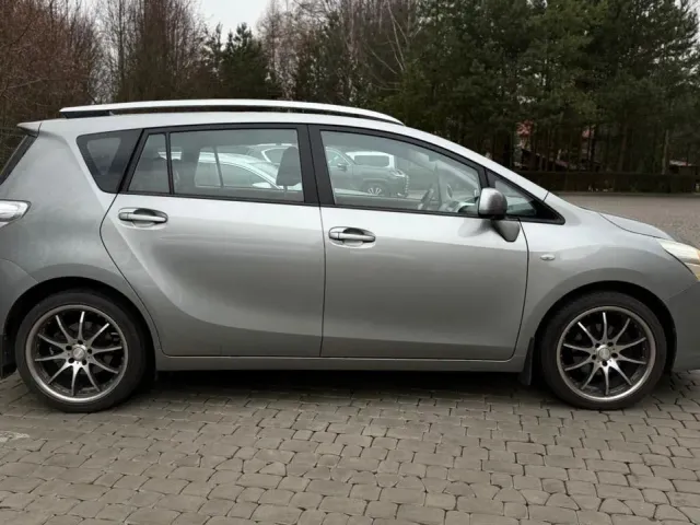 Toyota Avensis - фото 3