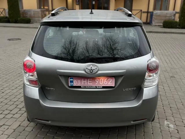 Toyota Avensis - фото 2