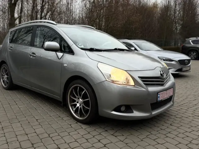 Toyota Avensis - фото 1