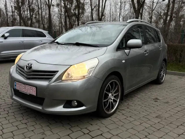 Toyota Avensis - фото 4