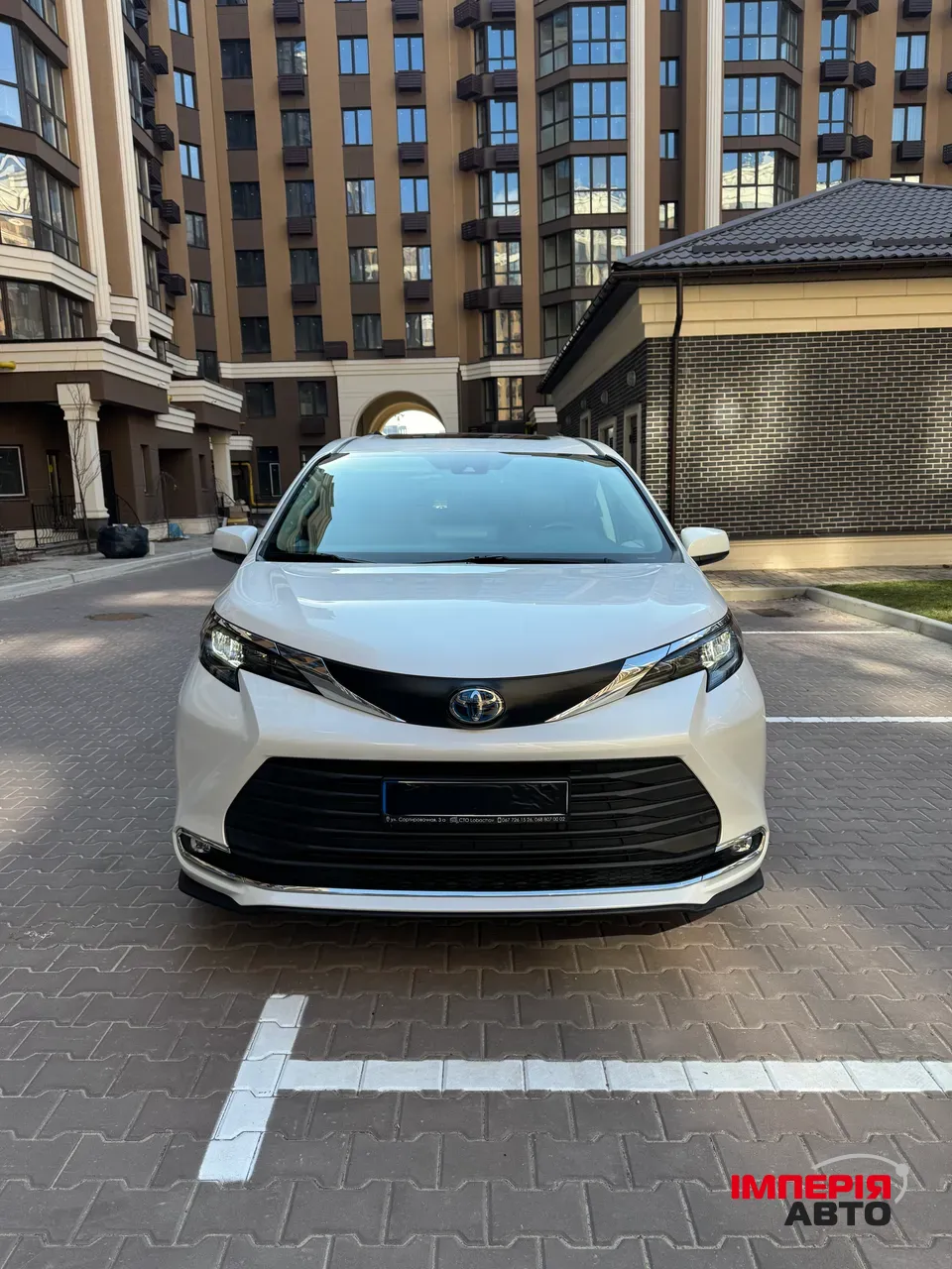 Toyota Sienna - фото 1