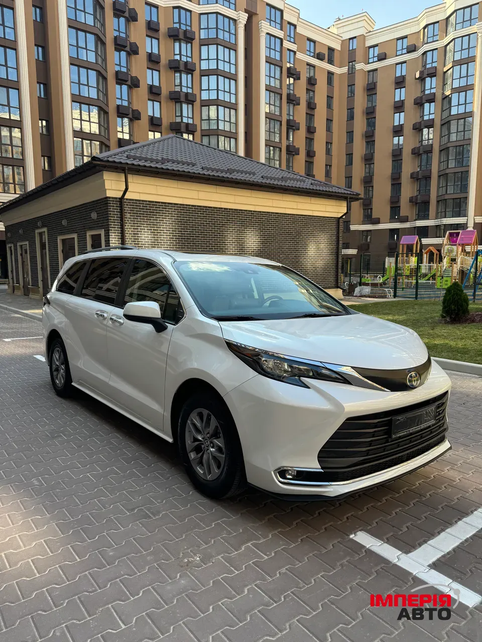 Toyota Sienna - фото 2