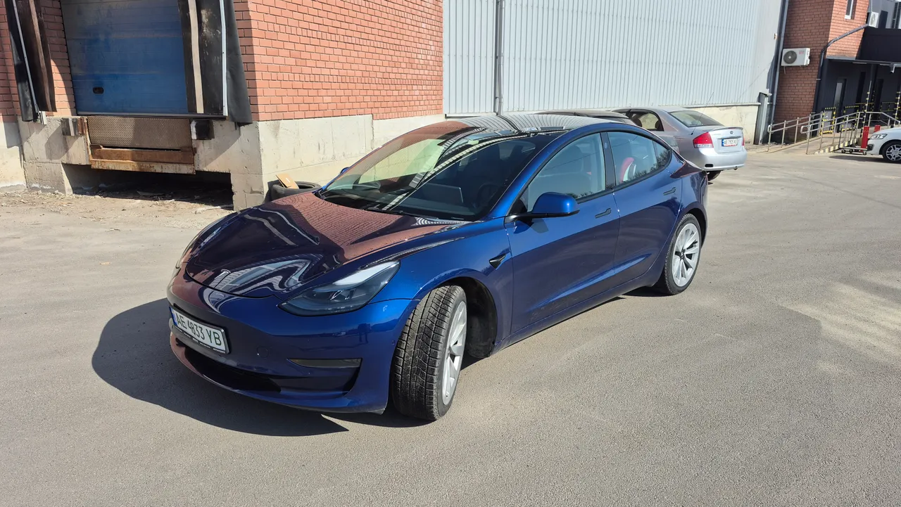 Tesla Model 3 - фото 1