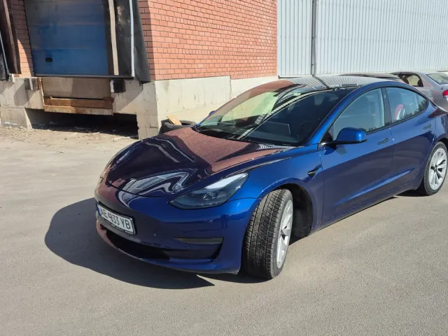 Tesla Model 3 - фото 1