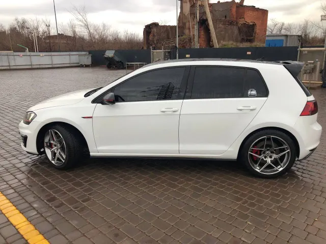 Volkswagen Golf GTI - фото 1