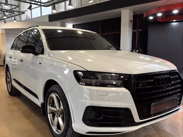 Audi Q7 - фото 1