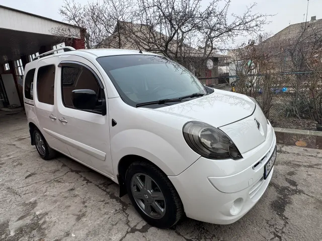 Renault Logan - фото 1