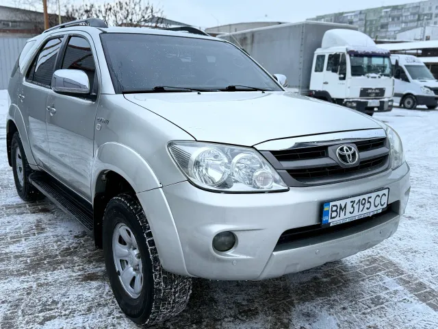 Toyota Fortuner - фото 1