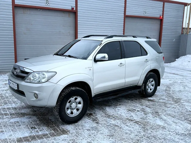 Toyota Fortuner - фото 4