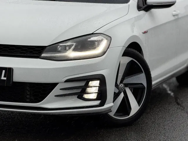 Volkswagen Golf GTI - фото 3