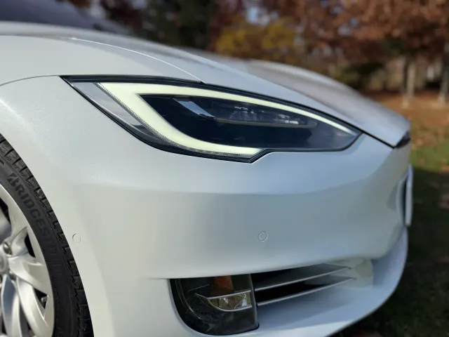 Tesla Model S - фото 1