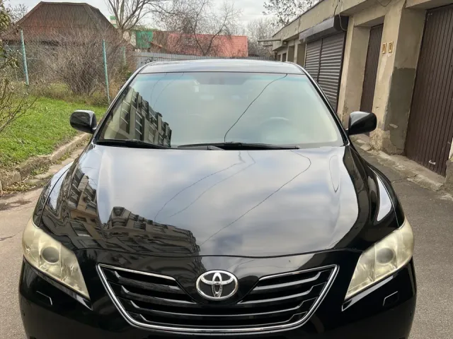 Toyota Camry - фото 1