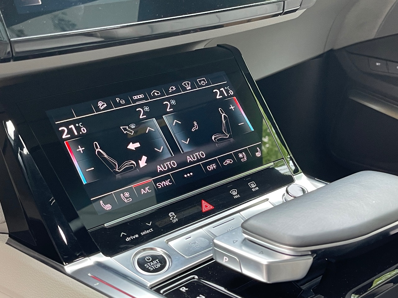 Audi Q8 e-tron - фото 1