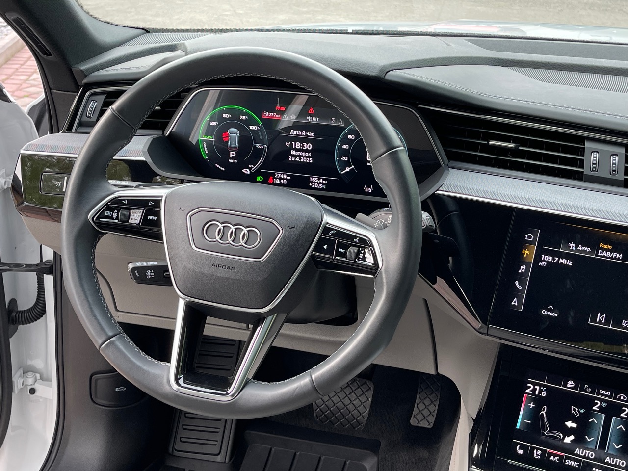 Audi Q8 e-tron - фото 12