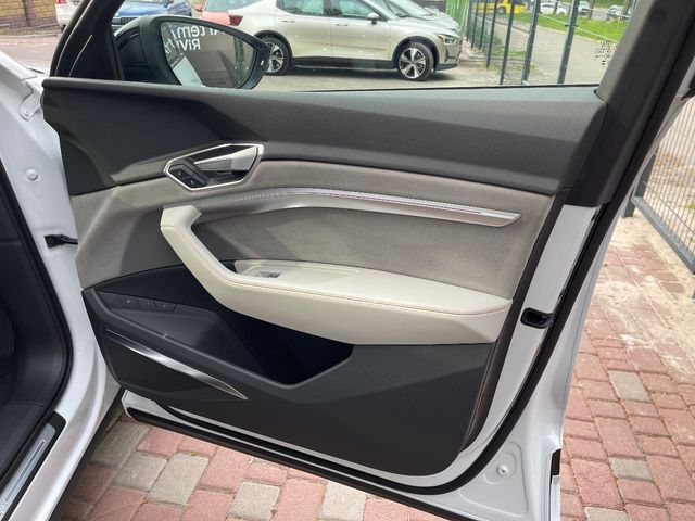 Audi Q8 e-tron - фото 1